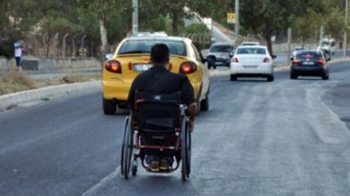 İzmir'de tekerlekli sandalye ile hız yapan engelli