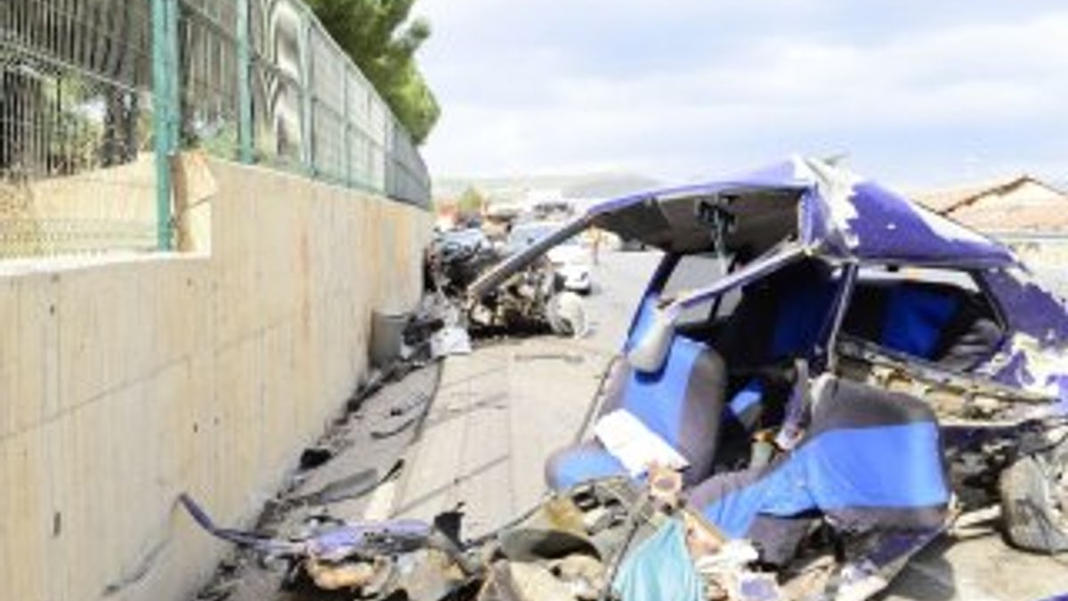 İzmir'deki kazada otomobil ikiye bölündü: 1 ölü