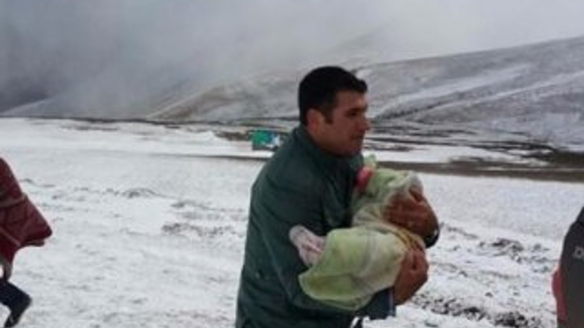 Ardahan'da kar yağışı yolları kapattı