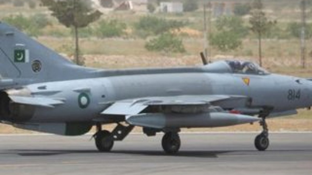 Pakistan'da savaş uçağı düştü