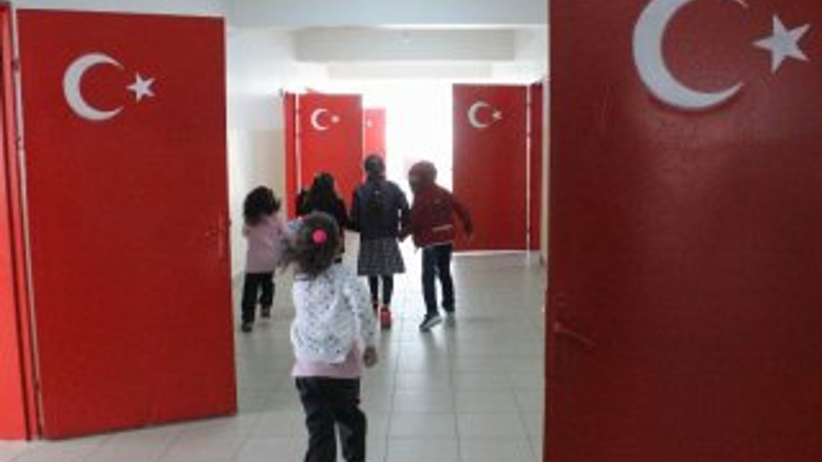 İlkokuldaki tüm sınıf kapılarına Türk bayrağı resmedildi