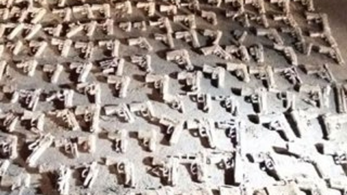 Üsküdar'da gömülü tabancalar bulundu