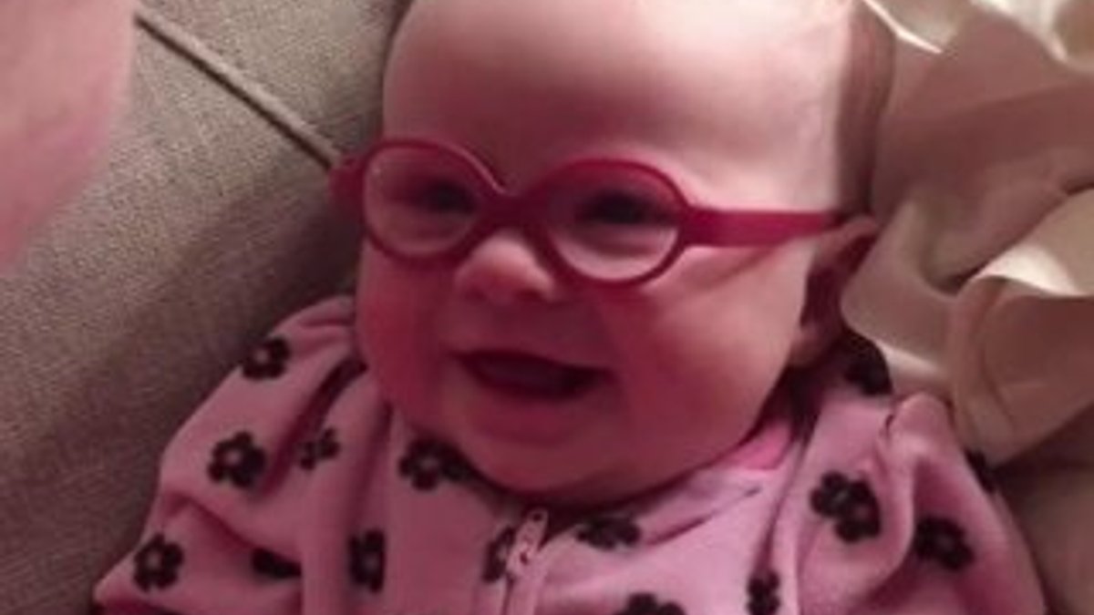 Yeni gözlükleriyle annesini gören bebeğin tepkisi