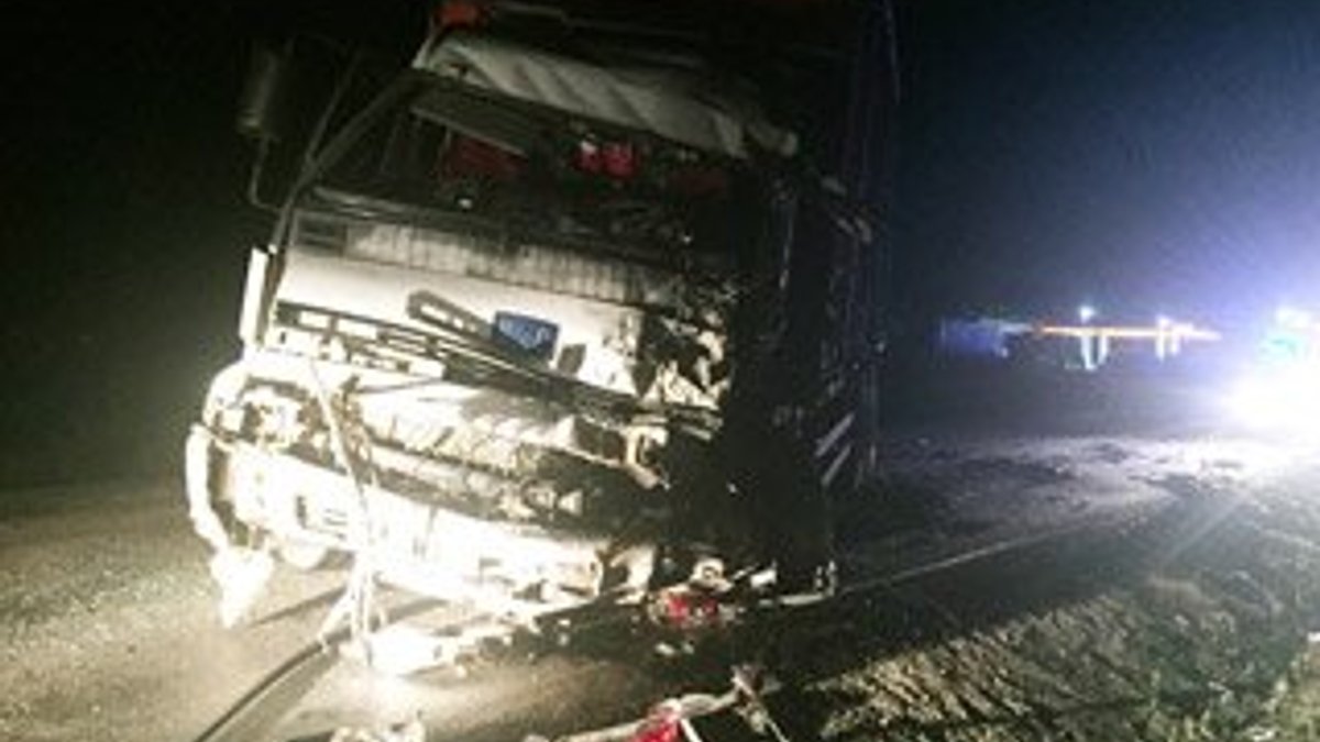 İşçileri taşıyan otobüs kamyona çarptı: 1 ölü, 29 yaralı