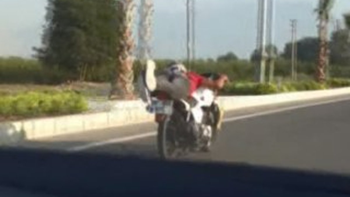 Denizli'de motosiklet sürücüsünden tehlikeli şov