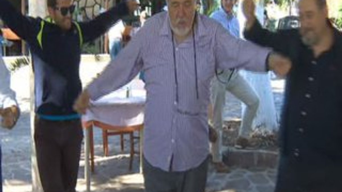 İlber Ortaylı Midilli'de sokak sanatçılarıyla dans etti