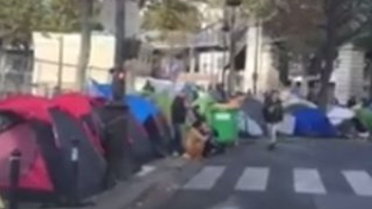 Paris'te mültecilerin içler acısı hali