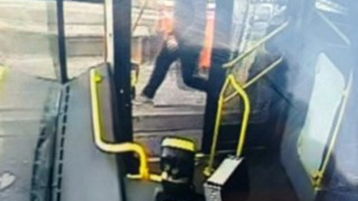 İstanbul'da freni boşalan halk otobüsü durağa girdi