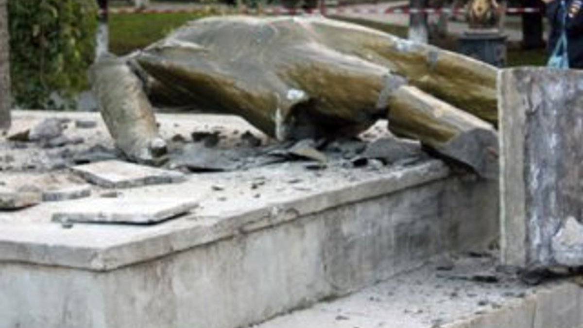 Ukrayna'da Lenin heykeli yıkıldı