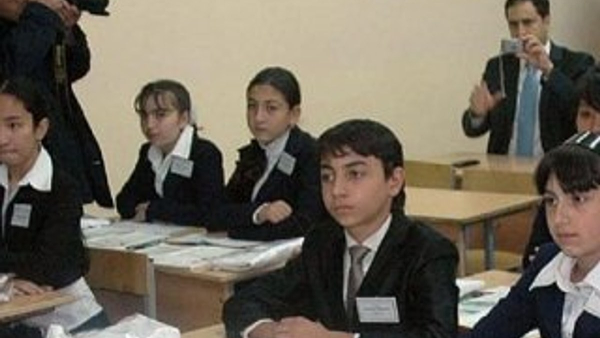 Kazakistan'da okullarda başörtüsü talebi reddedildi