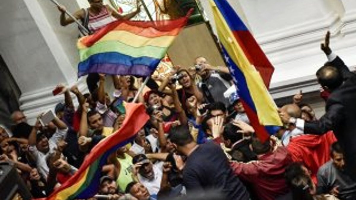 Venezuela'da Maduro taraftarları meclisi bastı