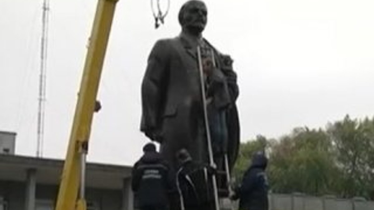 Ukrayna'daki son Lenin heykeli söküldü