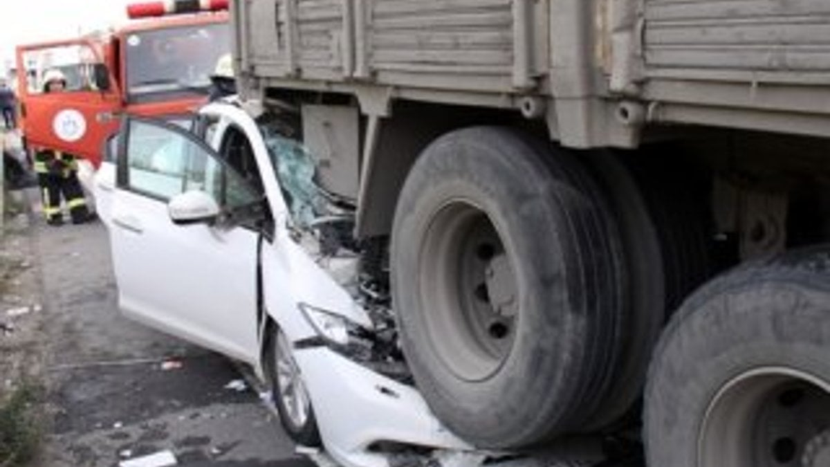 Kocaeli TEM'de otomobil kamyonun altına girdi: 1 ölü