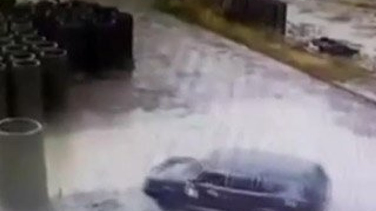 Aracını park etmek isteyen sürücü havuza düştü İZLE
