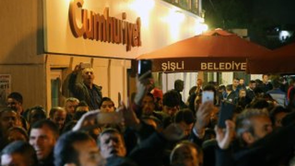 Cumhuriyet'in önündeki 15 Temmuz afişi kapatıldı