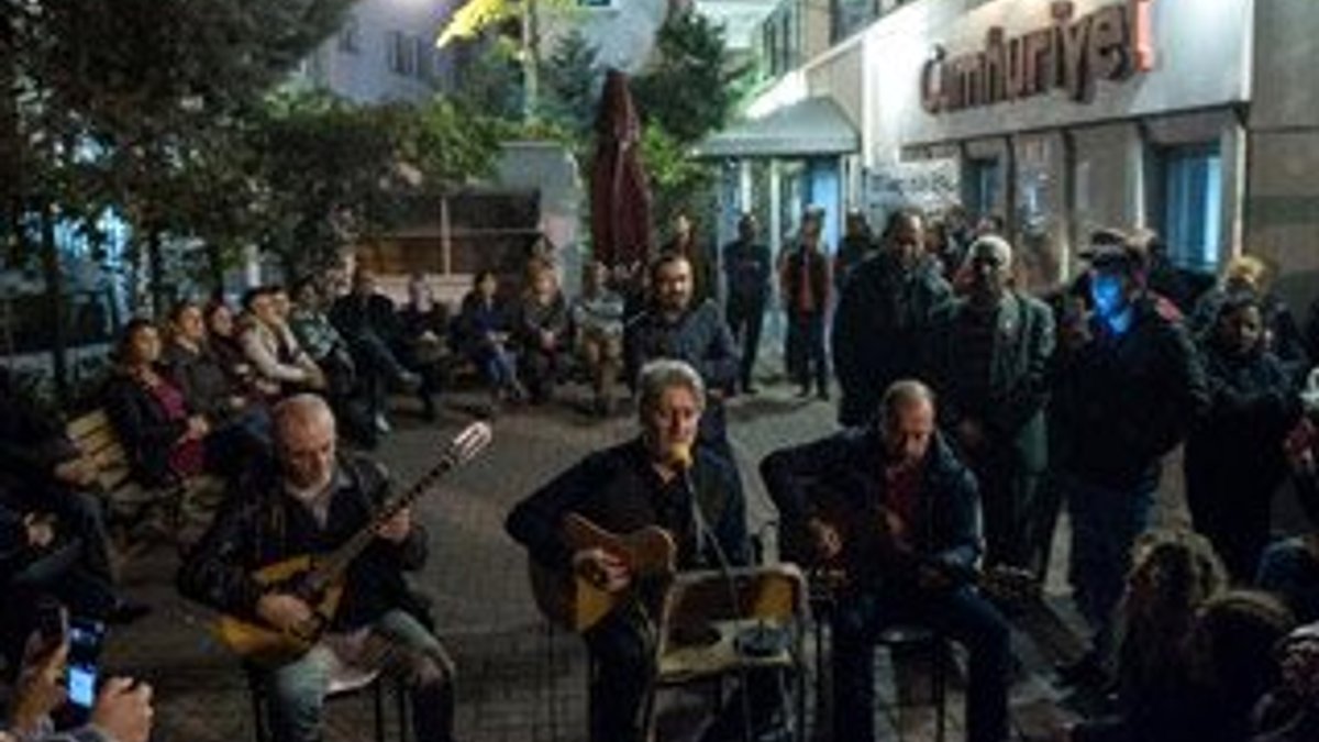 Grup Gündoğarken'den Cumhuriyet'e destek konseri