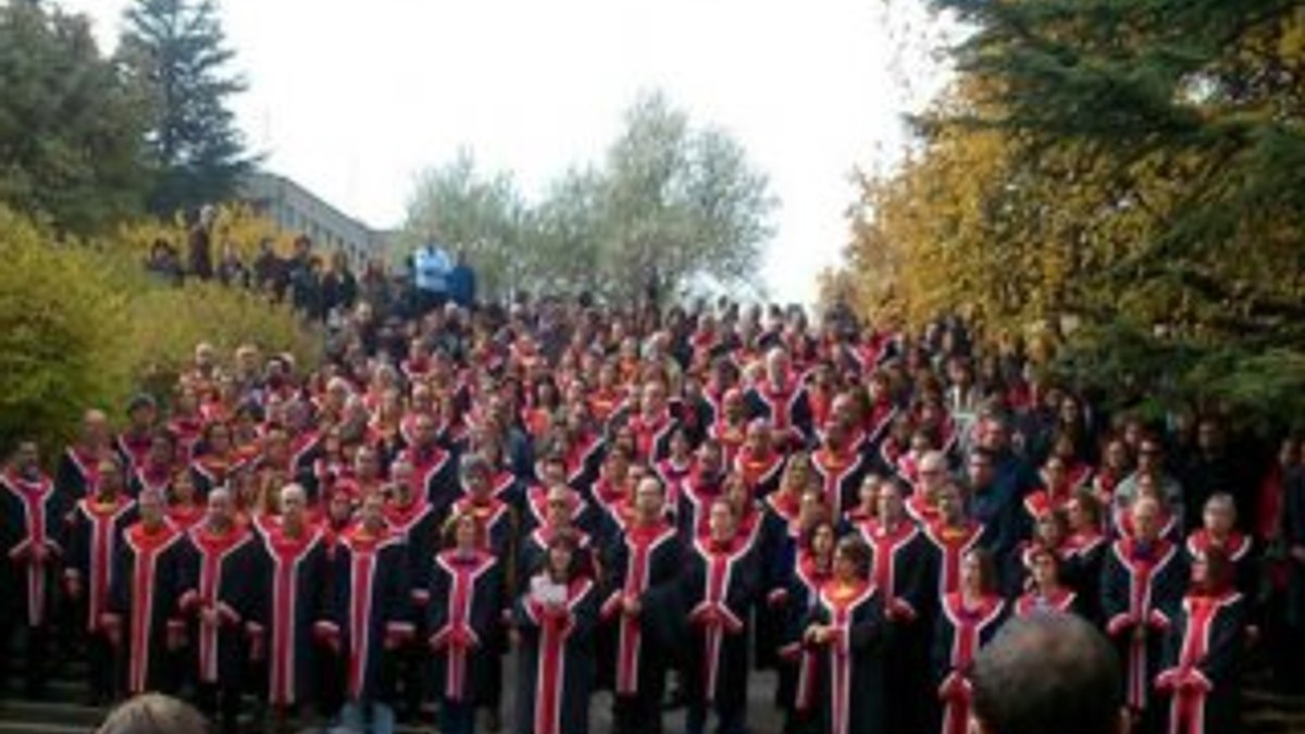 ODTÜ'lü akademisyenlerden cübbeli protesto