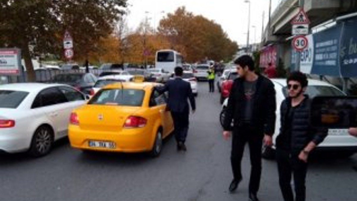Ekonomi Bakanı Zeybekci taksiye bindi