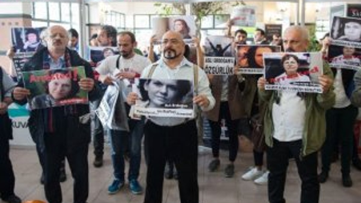 TÜYAP'ta tutuklu gazeteciler için protesto