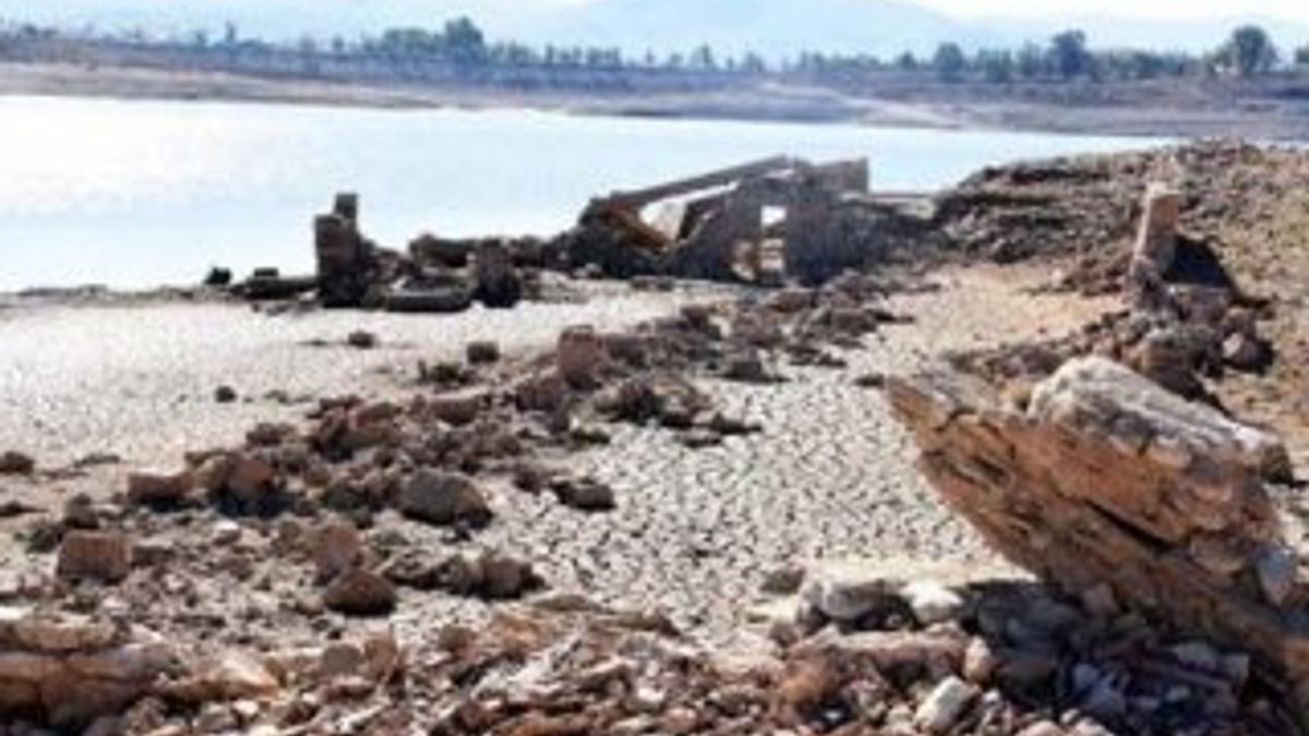 Sular çekildi 3 asırlık köy ortaya çıktı