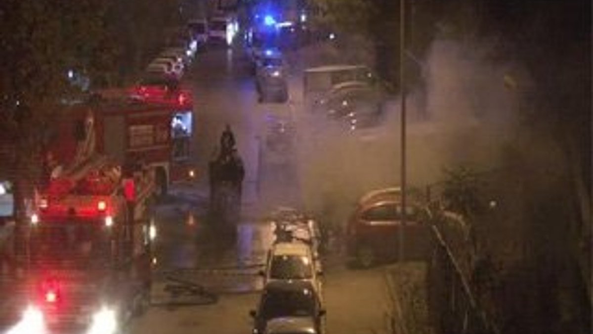 Bakırköy'de park halindeki üç araç yandı