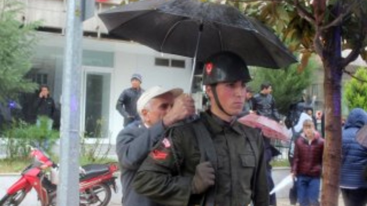 Şehit cenazesinde asker ıslanmasın diye şemsiye tuttu