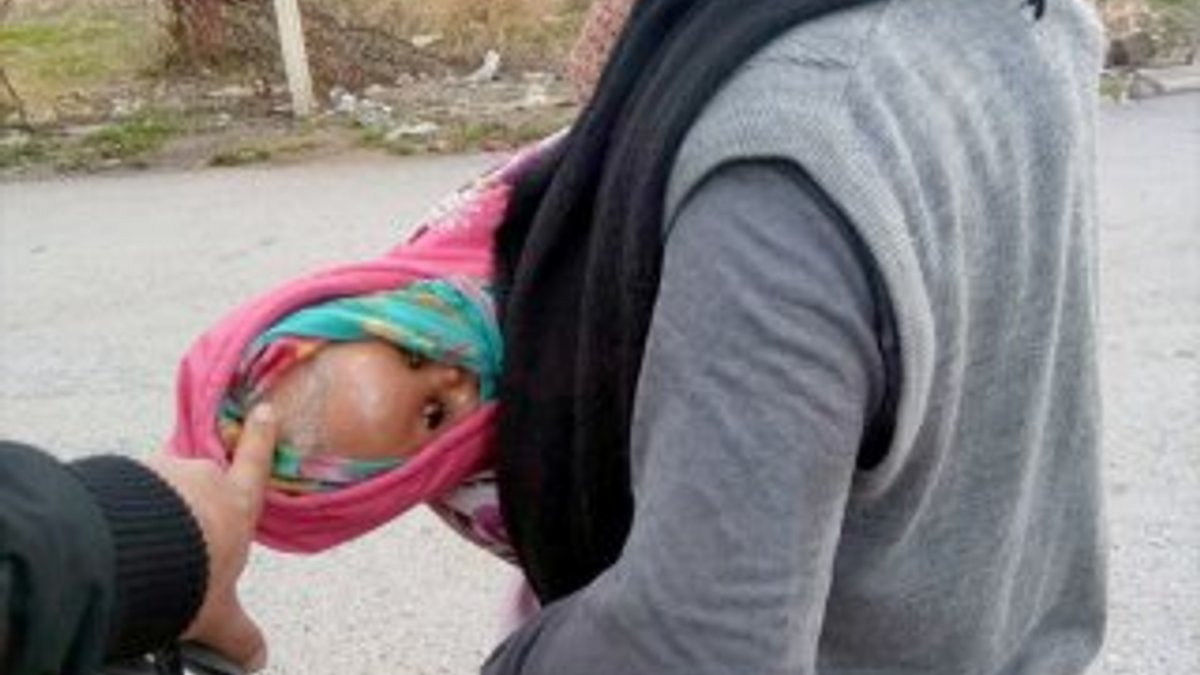 İzmir'de oyuncak bebekle dilenen kadın yakalandı