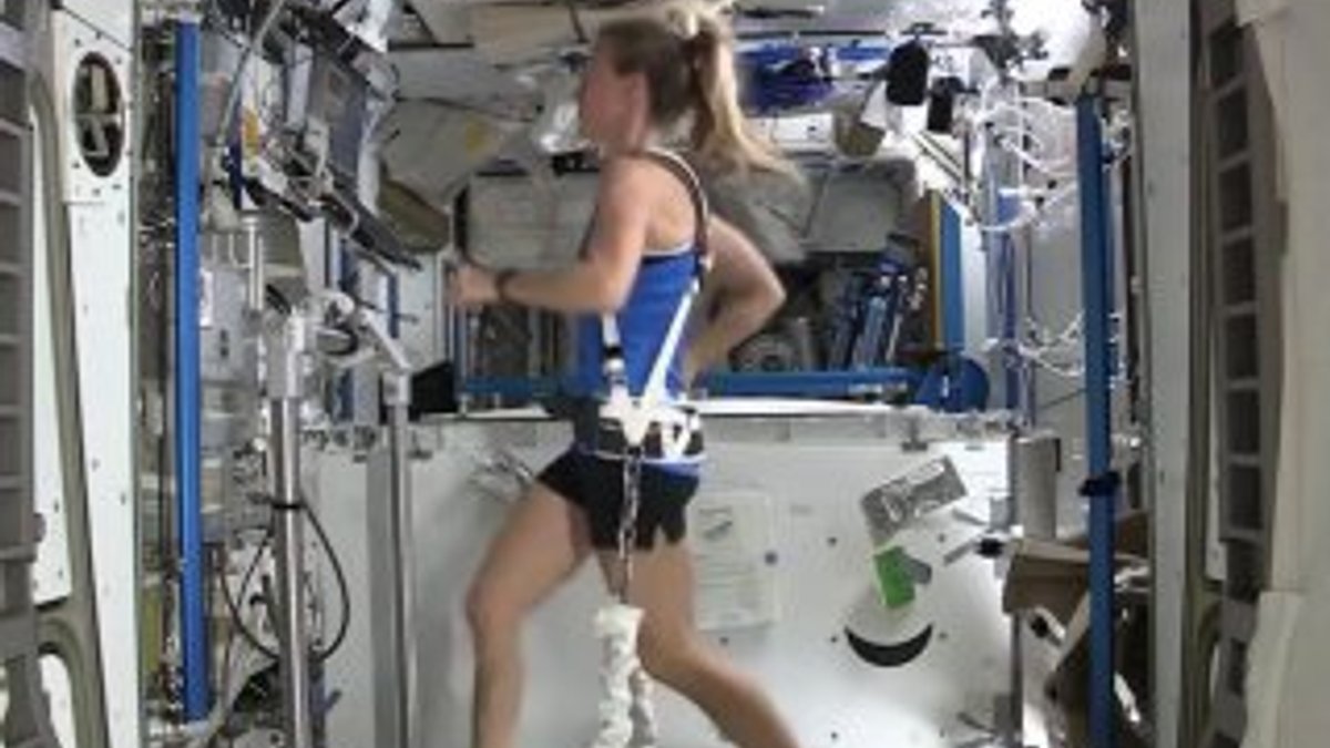 Yerçekimsiz ortamda egzersiz yapan astronot