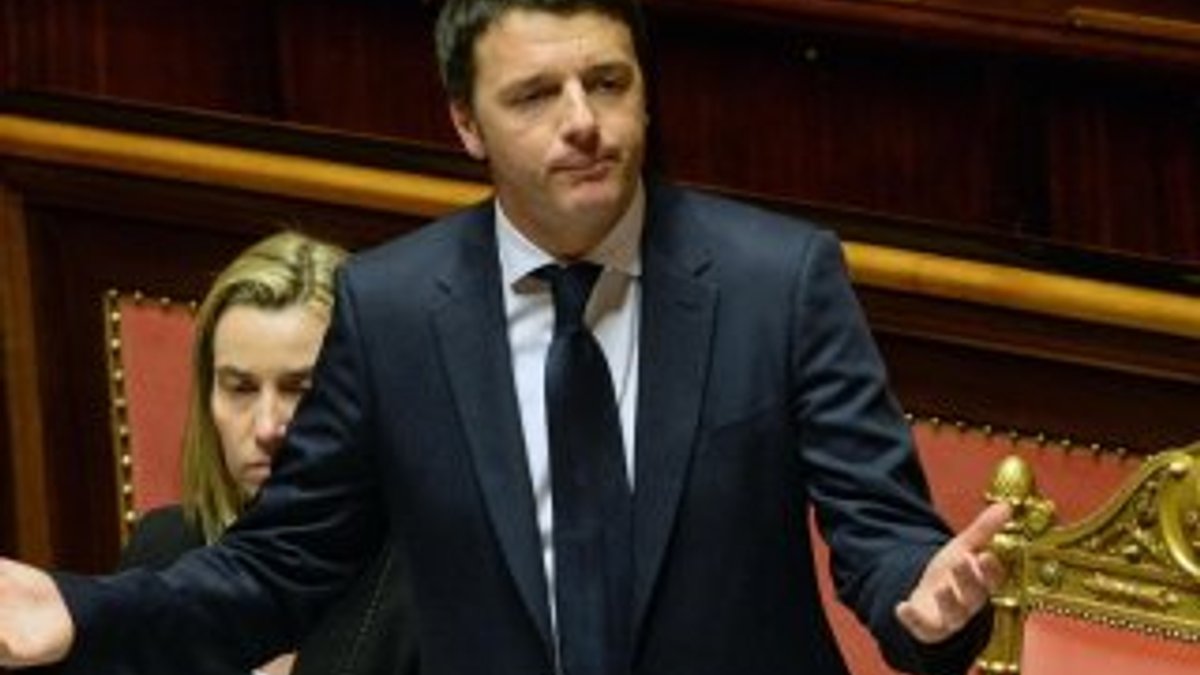 Matteo Renzi istifasını erteledi