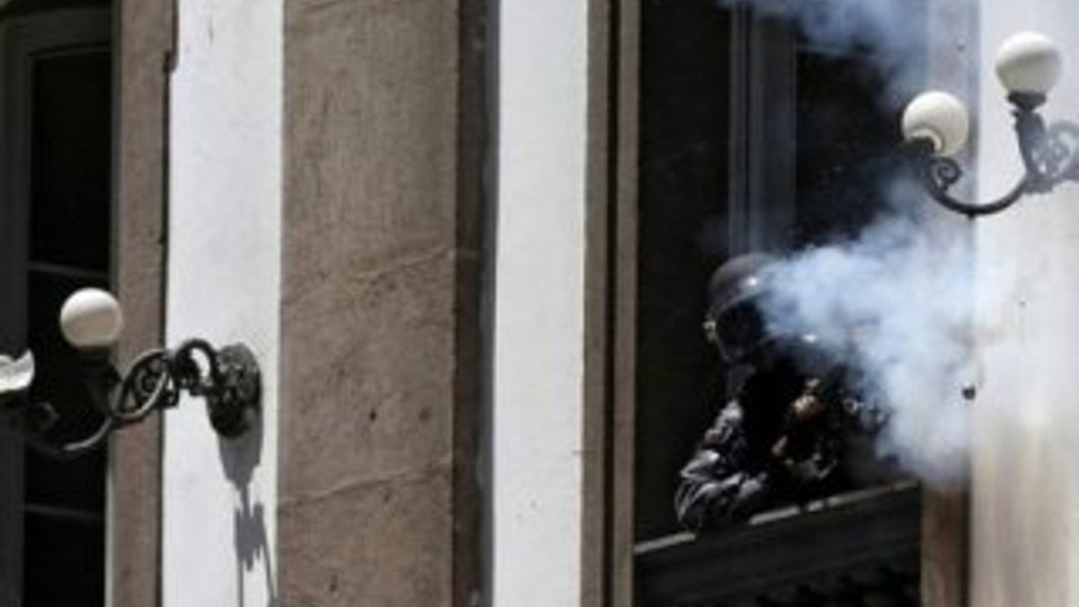 Brezilya polisi göstericilere kiliseden ateş açtı