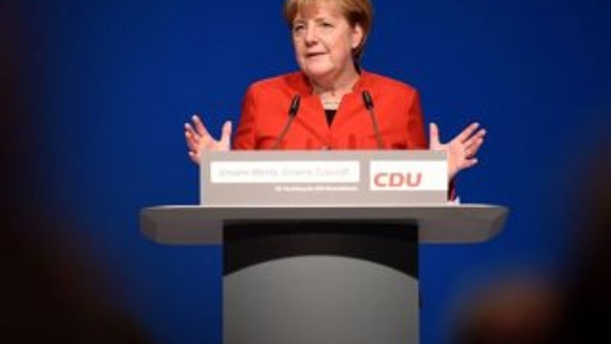 Angela Merkel: Peçe yasaklanmalı