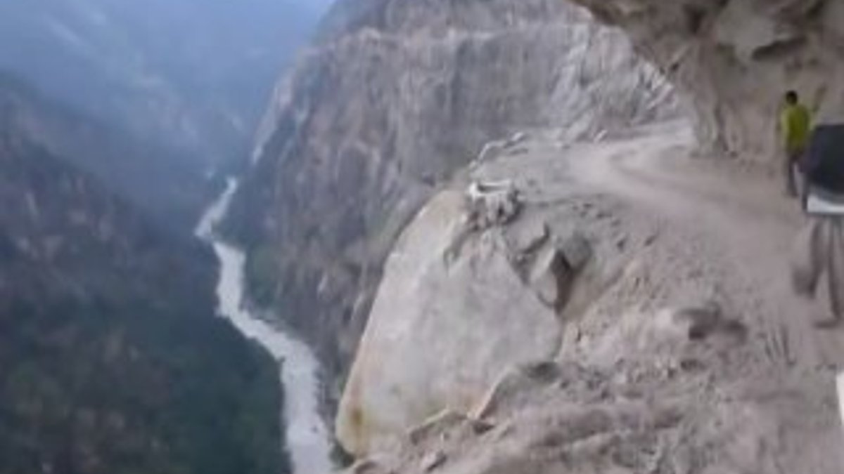 Himalaya Dağı'ndaki tehlikeli yol