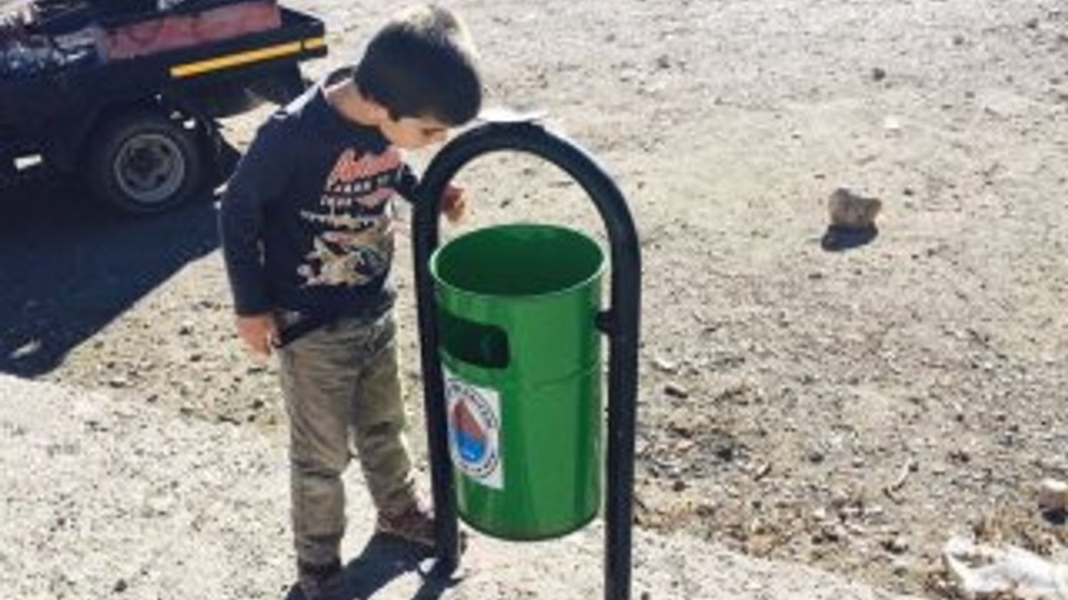 Hani'de ilk kez çöp kutusu gören çocuklar şaşırdı