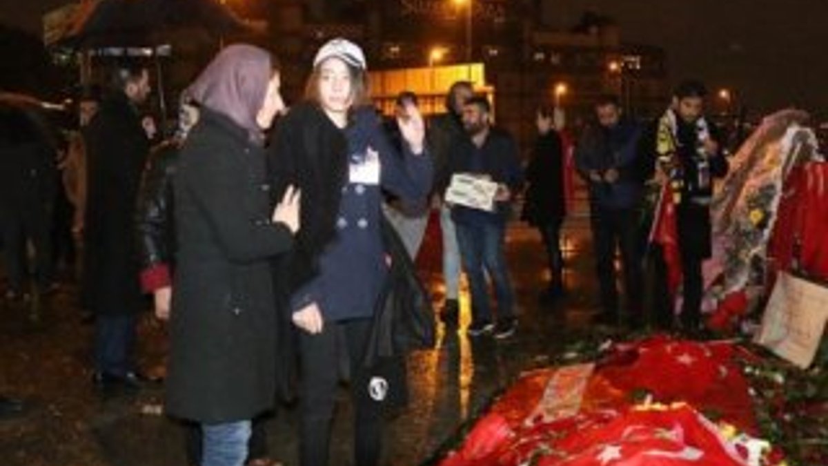 Şehit polisin kızı Şehitler Tepesi'ne karanfil bıraktı