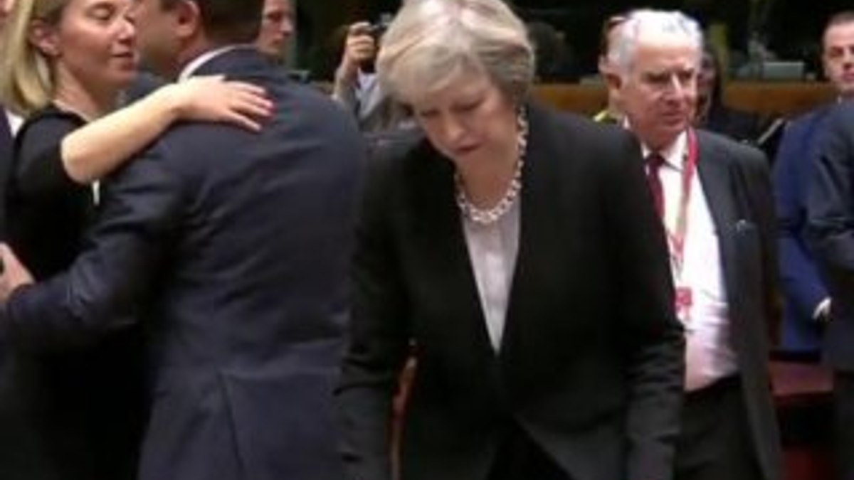 Theresa May'in yalnızlığı VİDEO