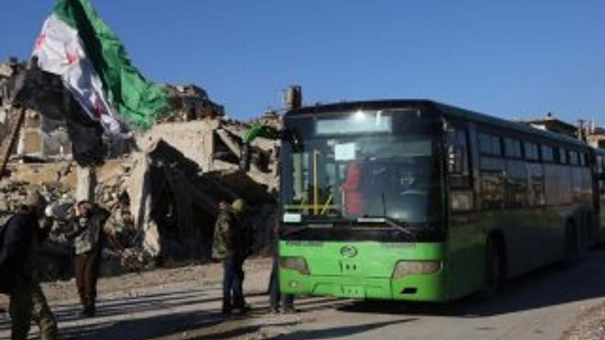 Tahliye için otobüsler yeniden Halep'e girdi