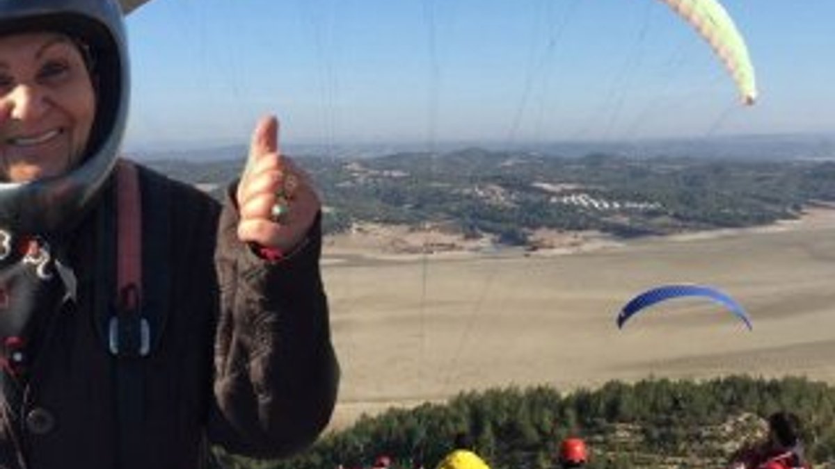 66 yaşındaki Adanalı teyzenin yamaç paraşütü keyfi