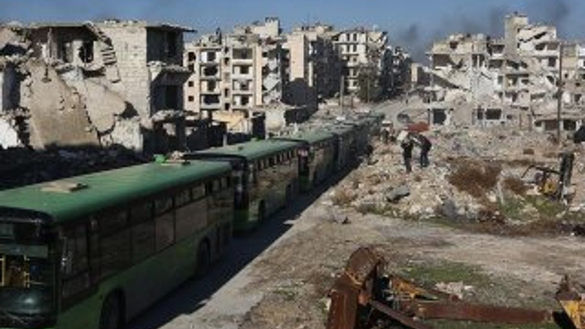 Halep'te tahliyeler 700 araç ve 20 otobüs ile yeniden başladı