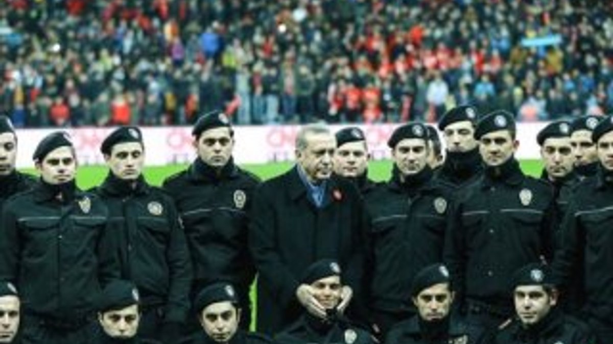 Şehitlere saygı maçında Erdoğan'dan anlamlı poz