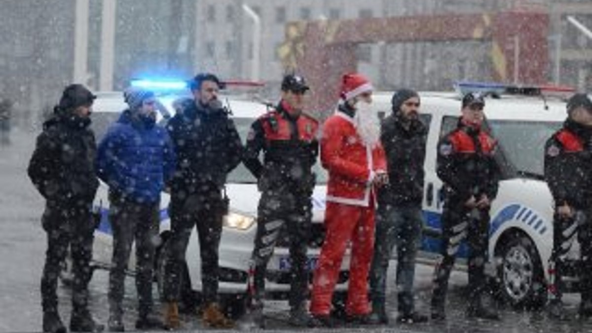 Taksim'in güvenliği Noel Baba'larda