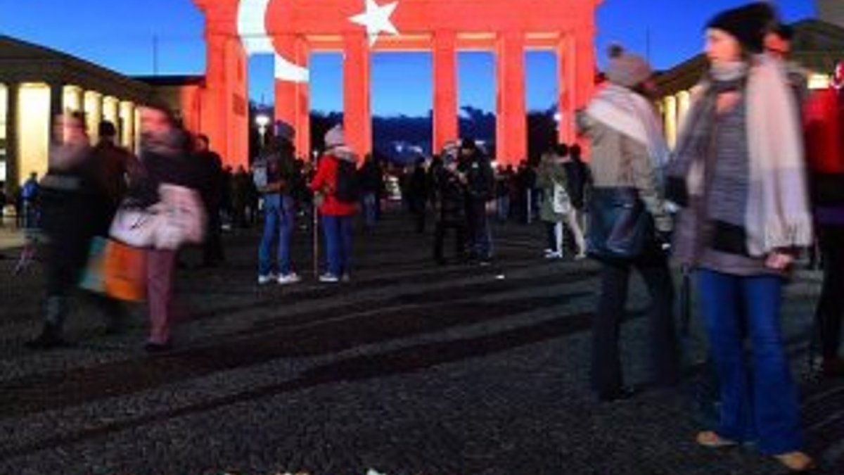 Brandenburg Kapısı'na Türk bayrağı