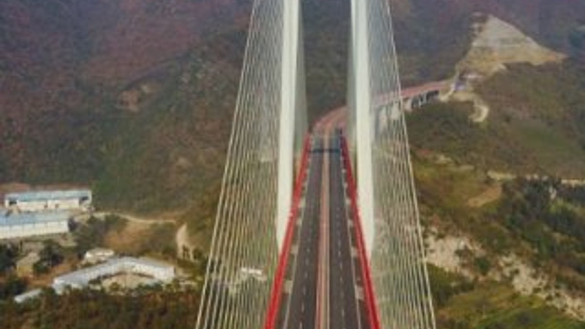 Çin'de dünyanın en yüksek köprüsü hizmete açıldı