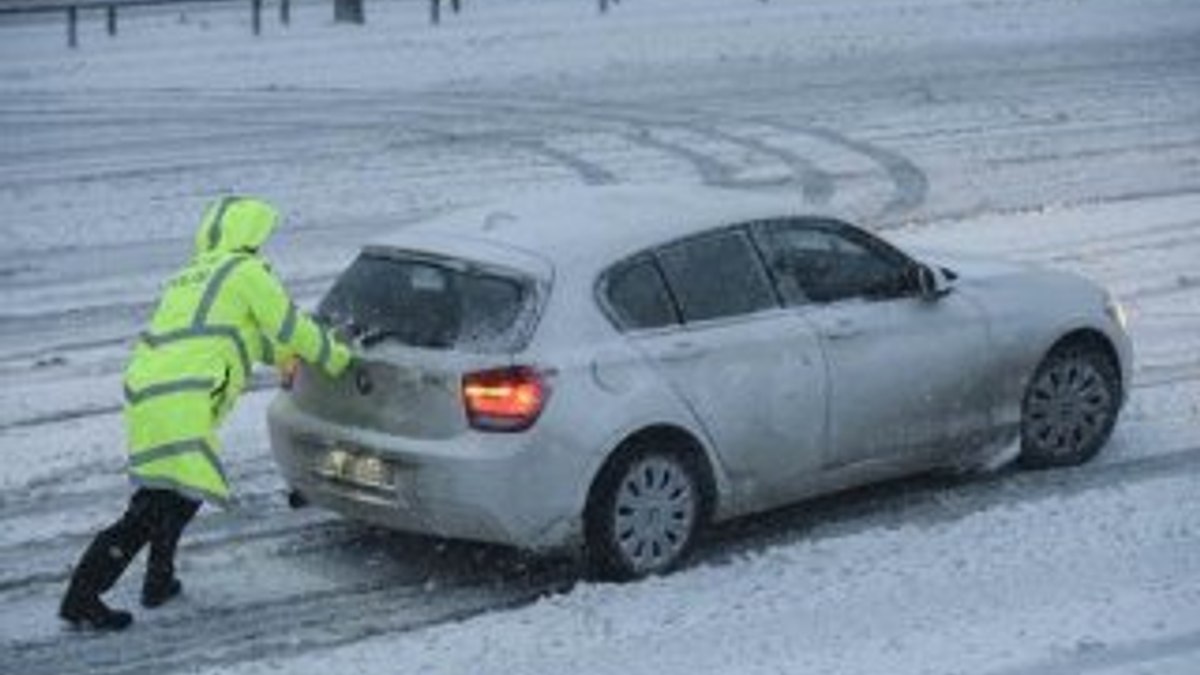 Karla birlikte İstanbul'da trafik felç oldu