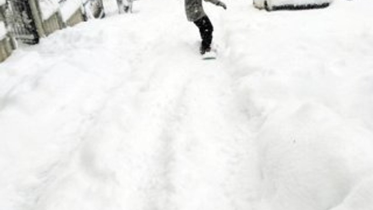 Şehrin göbeğinde snowboard yapan genç