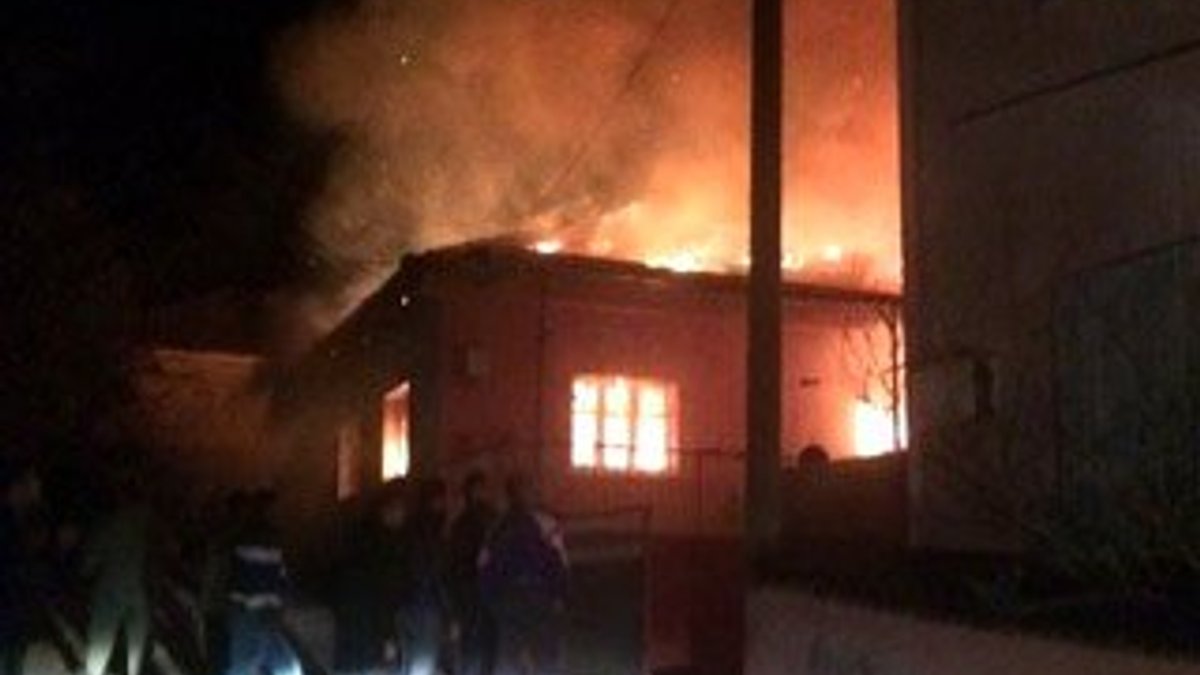 Manisa’da 2 ev çıkan yangında kül oldu