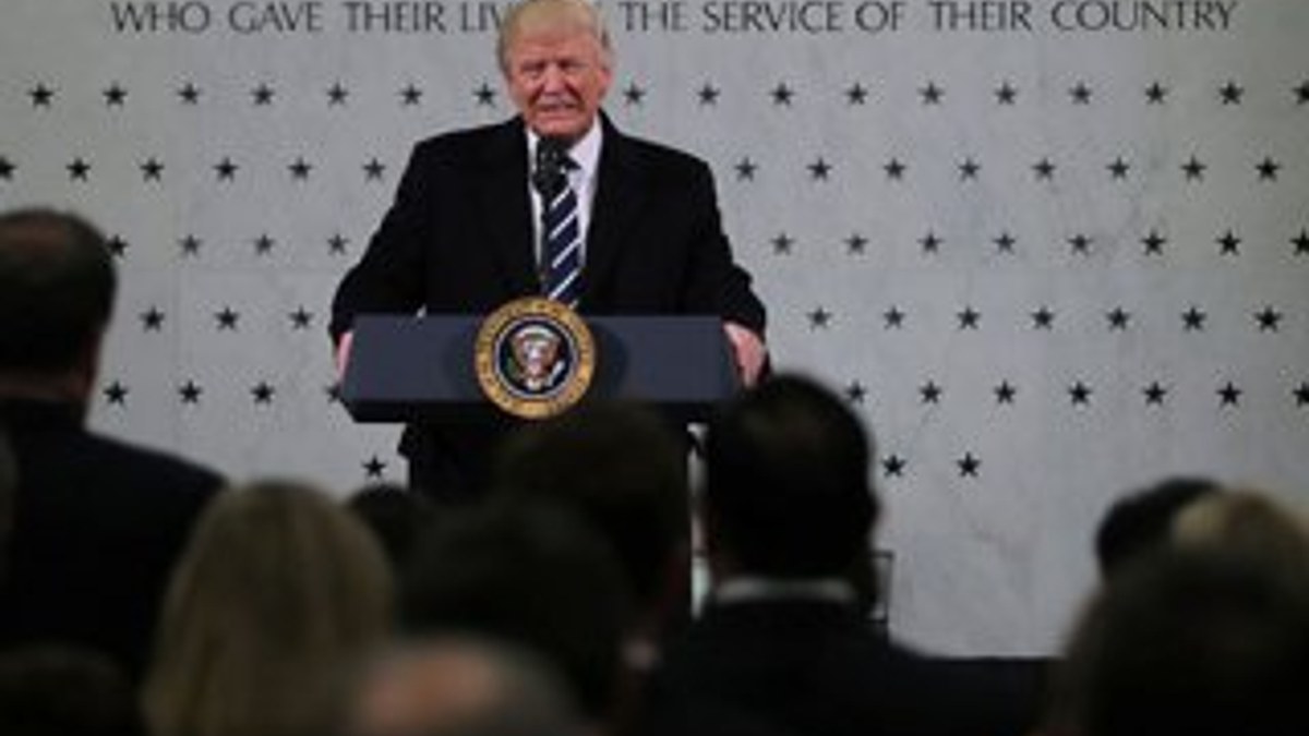 Trump ilk ziyaretini CIA merkezine yaptı