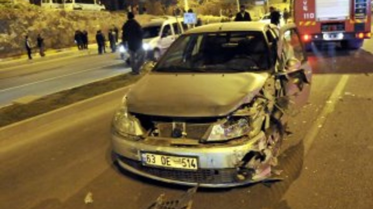 3 otomobil çarpıştı: Yolda yürüyen polis yaşamını yitirdi
