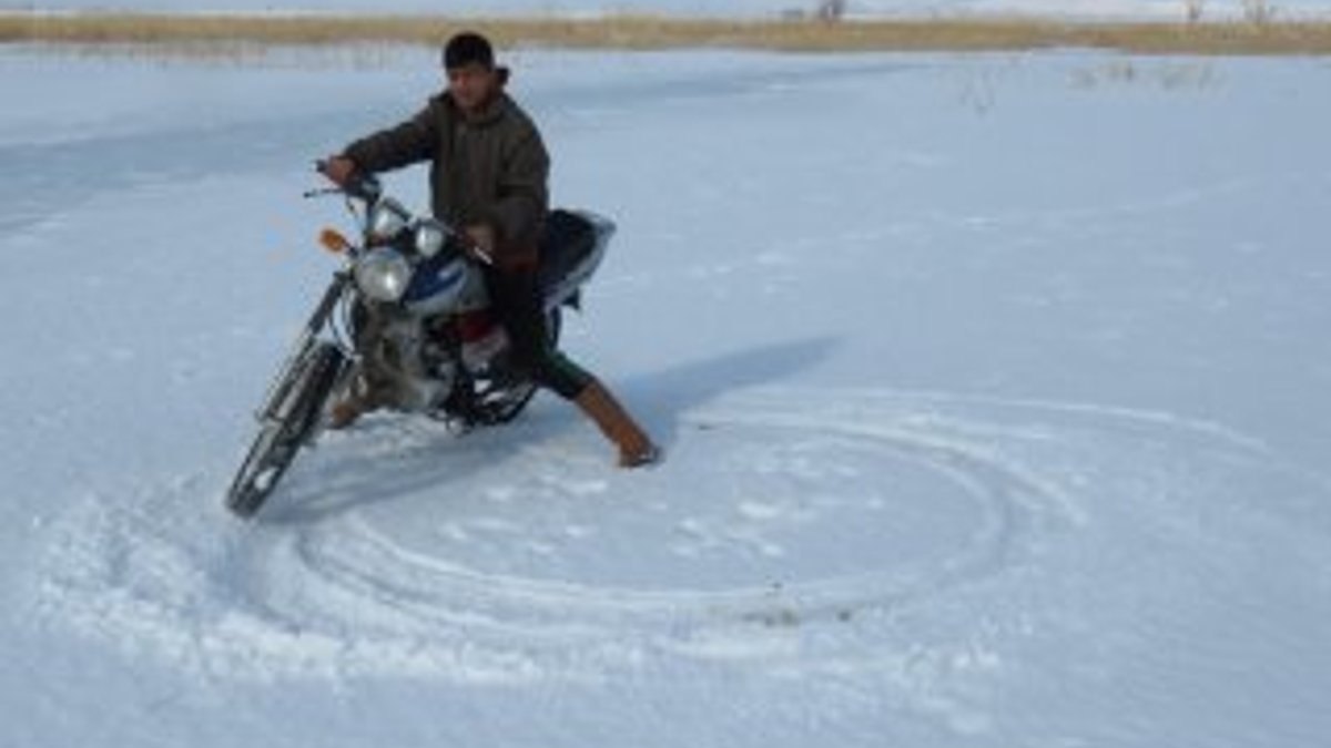 Konya'da donan gölde motosikletli drift