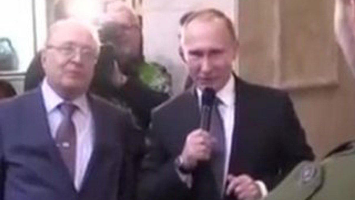 Vladimir Putin şarkı söyledi