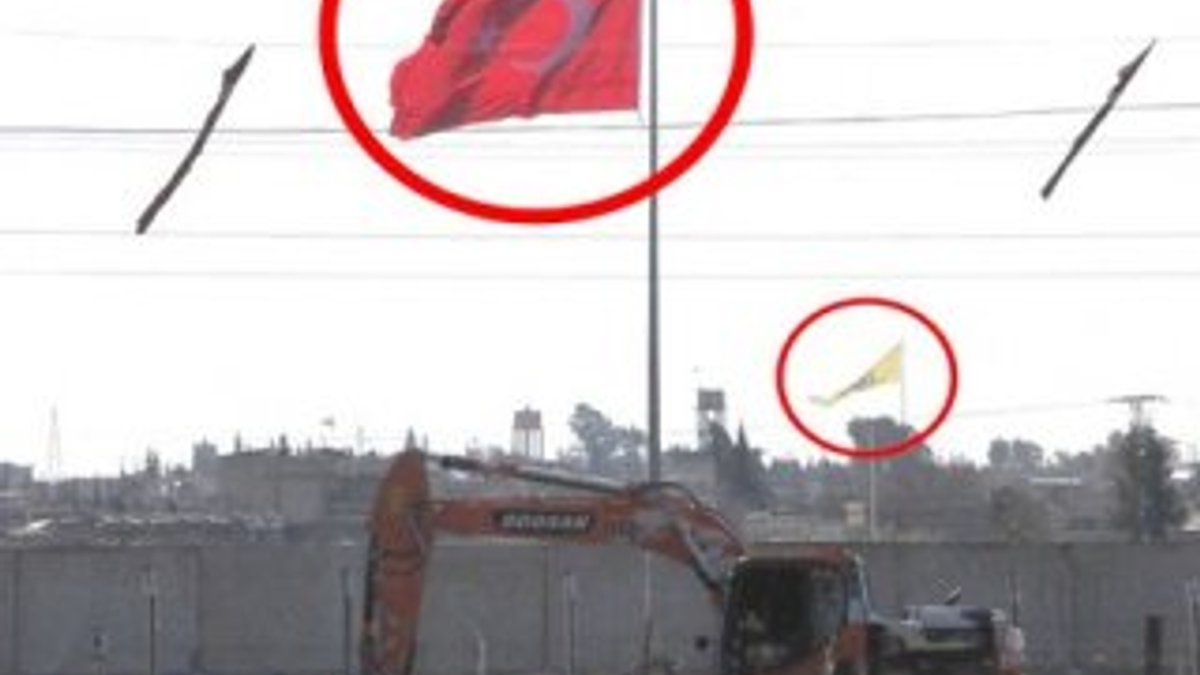 Şanlıurfa'da Suriye sınırına Türk bayrağı asıldı
